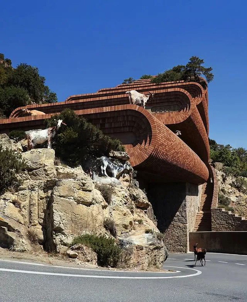 梭于山间：悬崖边的 “层叠建筑”